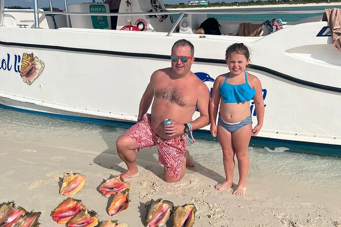 6HR-Provo Cays exploration with Lunch in Gracebay - The crew shapes the day