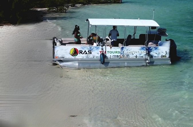 Half Day Private Charters in Iguana Island for 8pax - A private boat day with more than one trick