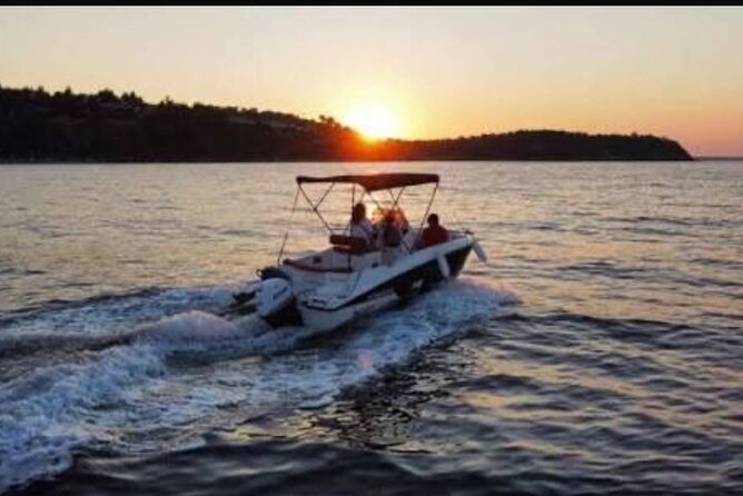 Private 2Hour Champagne Scenic Sunset cruise - Leeward Point and Emerald Point Reef